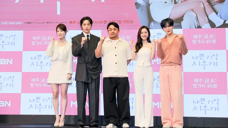 梁惠智（左起）、李鐘圓、導演尹祉勳、陳世娫、金在中，昨出席《壞記憶橡皮擦》記者會。龍華電視提供