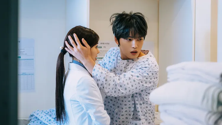 金在中（右）劇中飾演落魄的網球選手，遇到醫生陳世娫。龍華電視提供