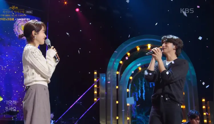 韓志旼（左）、崔政勳在節目上深情對唱。翻攝KBS