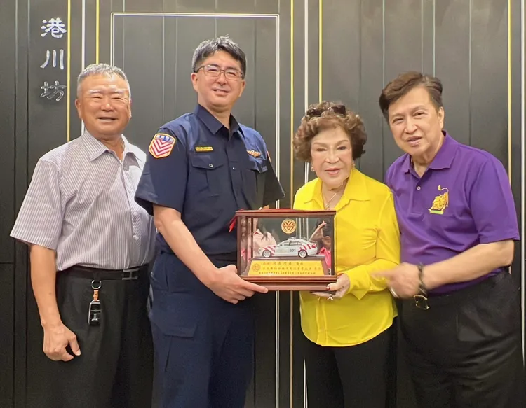 帝寶總裁許敍銘（左起）、三大隊隊長喻照麟、周遊、李朝永與宣導大使奬杯。李朝永提供