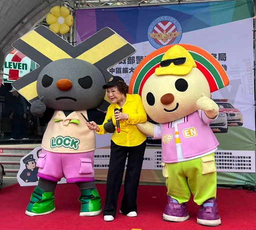 阿姑高溫下揮汗唱跳　語重心長提醒行車安全「很多演員因此走掉」