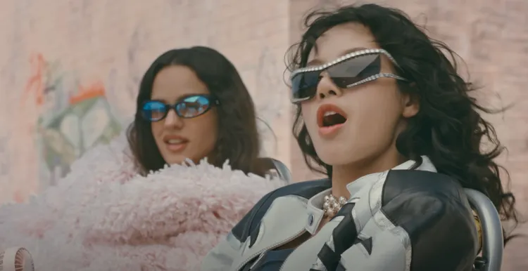 Lisa搭配施華洛世奇（SWAROVSKI）的Matrix太陽眼鏡。翻攝《New Woman》MV