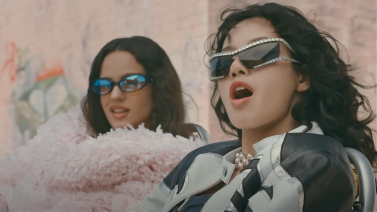 Lisa在新歌中的捲髮、墨鏡造型相當搶眼。翻攝《New Woman》MV