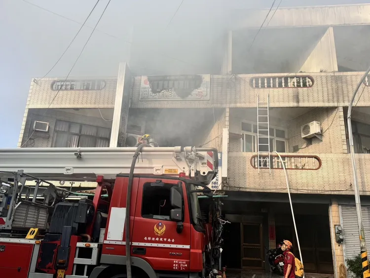 台南市六甲區一處透天厝凌晨發生火警，造成陳姓夫妻及3名孩子不幸葬身火窟。莊曜聰攝