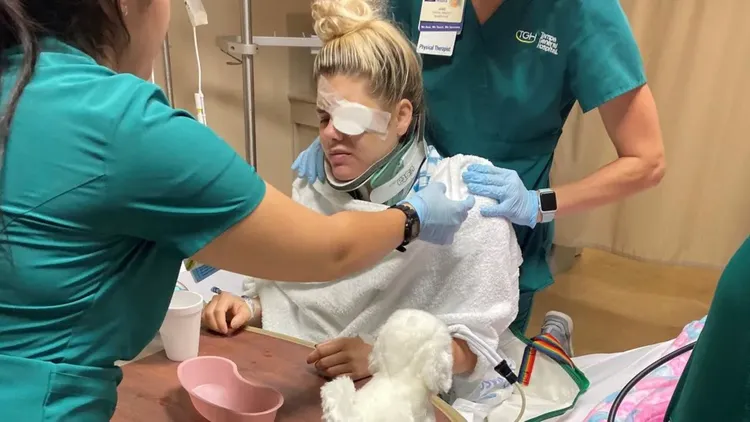 奧托開始學習吞嚥。翻攝自BBC 