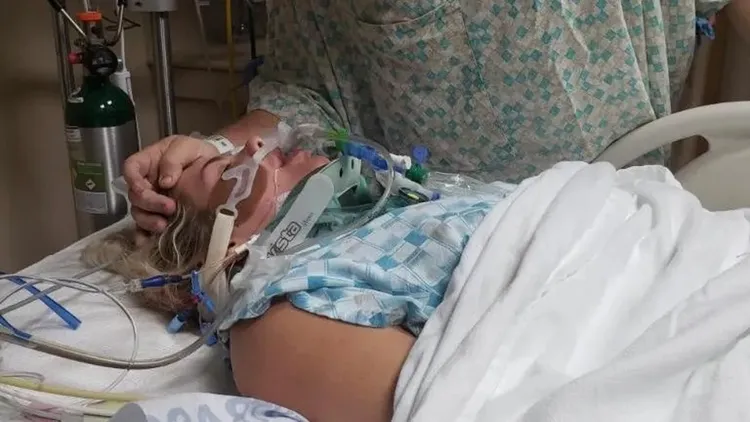 遇襲後，奧托在男友陪伴下在住院了一段時間。翻攝自BBC 