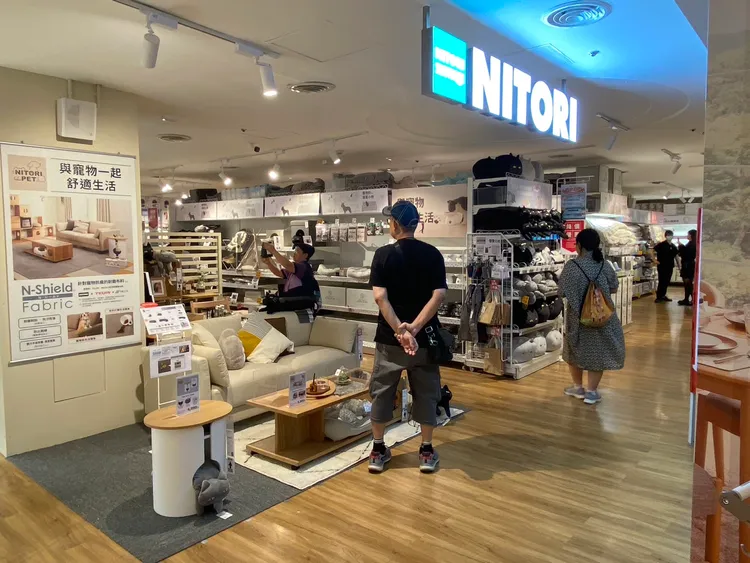 宜得利南部旗艦店首創寵物生活展示空間，帶來新的居家購物體驗。高市經發局提供