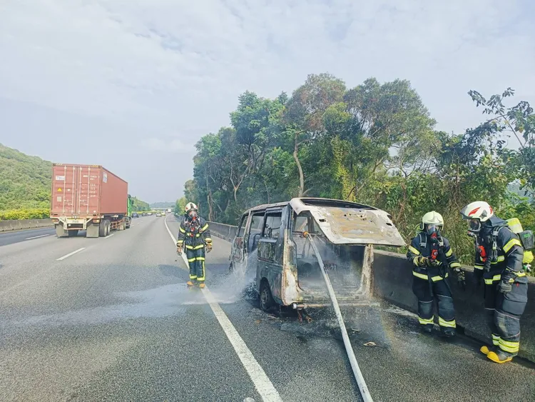 警消到場撲滅火勢。國道警方提供