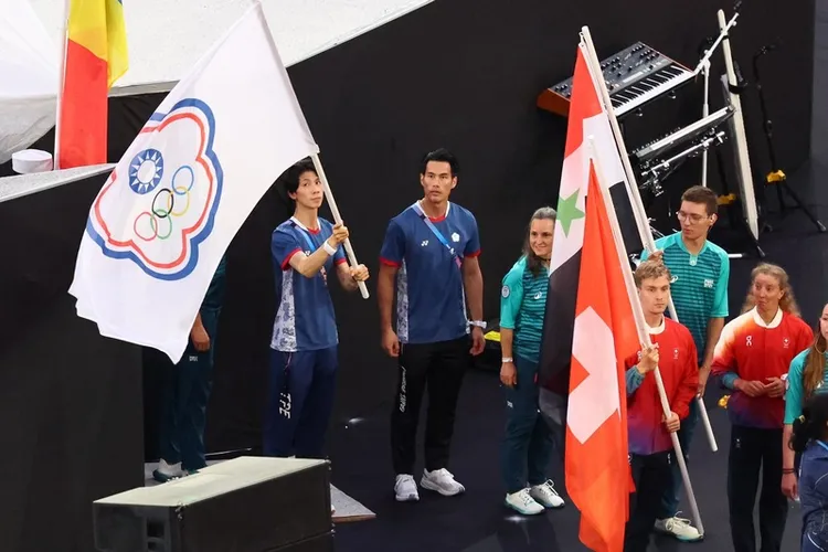 林郁婷和楊俊瀚身穿帥氣的藍色運動服進場。  中央社