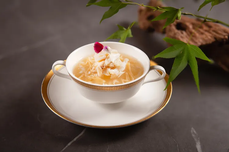 台北萬豪酒店宴客樓「尋味秋蟹」饗宴，「蟹肉瑤柱冬蓉湯」。業者提供