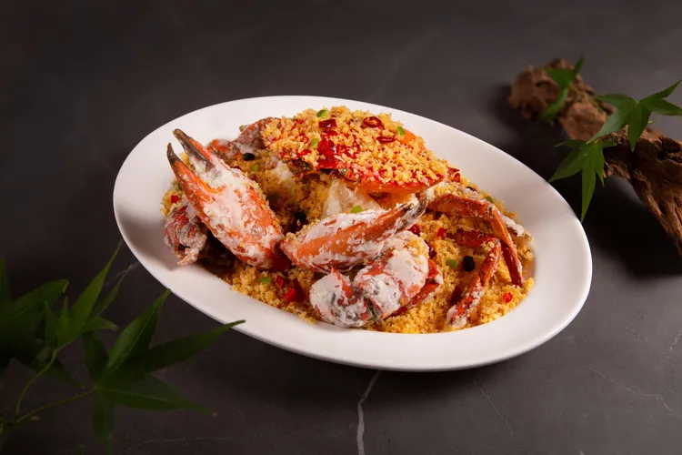 台北萬豪酒店宴客樓單點秋蟹料理「避風塘大沙公」。業者提供