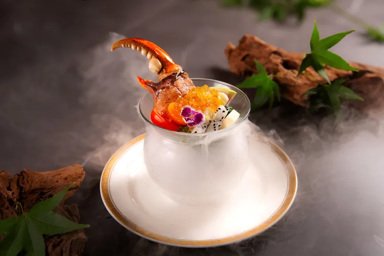 台北萬豪酒店宴客樓期間限定「尋味秋蟹」饗宴，「晶凍沙公鮮果沙拉」。業者提供