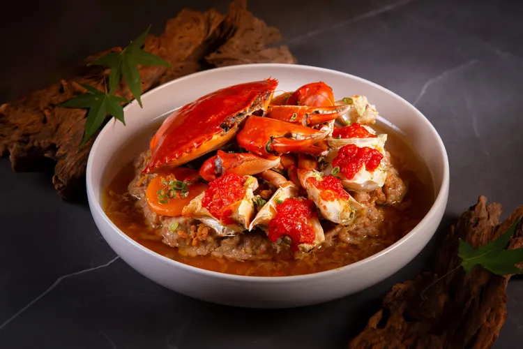 台北萬豪酒店宴客樓單點秋蟹料理「紅膏蟹冬菜蒸肉餅」。業者提供