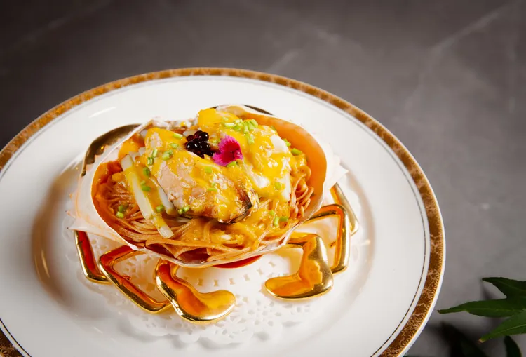 台北萬豪酒店宴客樓「尋味秋蟹」饗宴，主食「蟹肉韭黃煎麵線」。業者提供