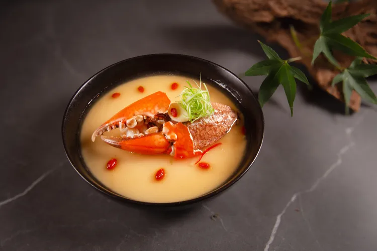 台北萬豪酒店宴客樓「尋味秋蟹」饗宴，經典粵式「花雕蛋白蒸沙公」。業者提供