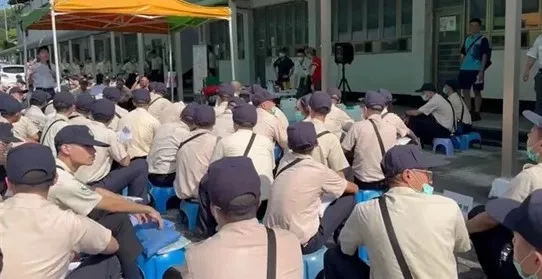 成功嶺今天上午舉行「役別甄選」，700多位役男拉小板凳在集合場等待結果，新生代男神許光漢也不例外。翻攝照片