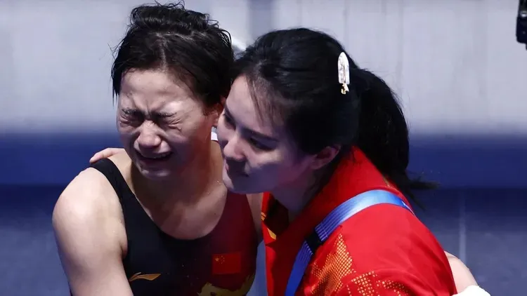 全紅嬋今年奪金後抱著教練痛哭失聲。路透社