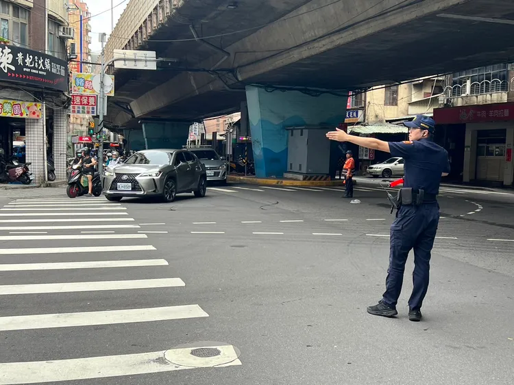 警方於忠孝橋下進行交通疏導，上午10點後，橋上已開放一車道通行。翻攝畫面