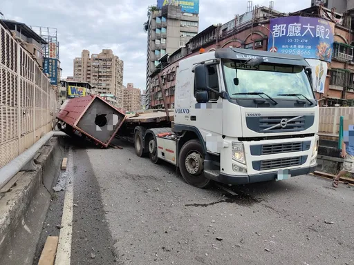撞毀忠孝橋2原因出爐 聯結車竟超載逾萬公斤!駕駛吞2罰單還得法辦