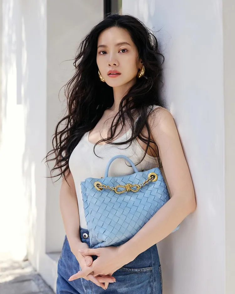 曾之喬5月曬出的美照，搭配了BOTTEGA VENETA的多巴胺色系Andiamo包。翻攝曾之喬IG