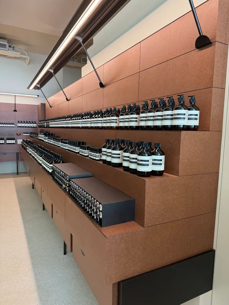 陳列架呼應了市場中銷售蔬果時「階梯式」的擺放方式。張家玲攝