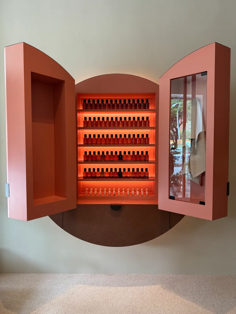 店內有當前品牌在台灣最大的「香氛衣櫃」。張家玲攝