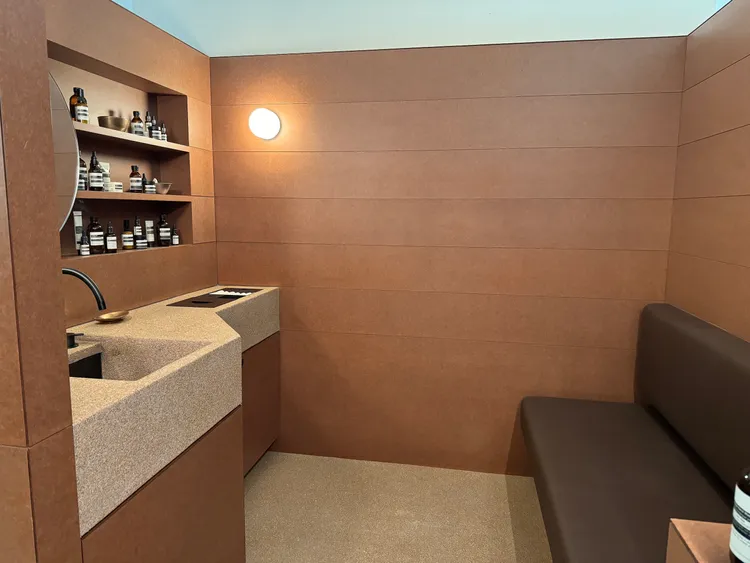 店內的裝潢不論色彩、材質都有著和諧對比。張家玲攝