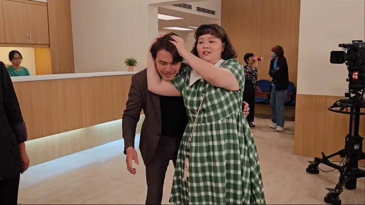 宮美樂（右）成摔角選手將黃文星又爆又摔。民視提供