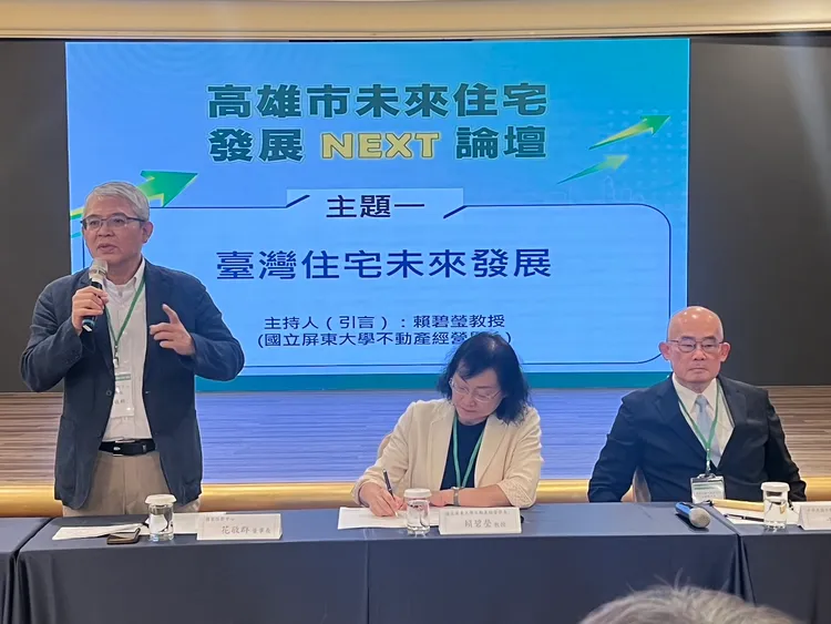 現任國家住都中心董事長花敬群(左)表示，社會輿論常常對做事的人嚴格批判，該現象無助於改變問題，透過廣設社宅讓年輕人與弱勢具實踐居住權。葉家銘攝