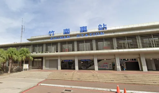 台鐵竹南車站驚魂!男子情緒失控持刀揮舞 警拿出電擊槍就棄械