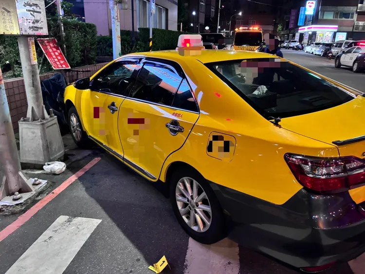 遭撞計程車。警方提供
