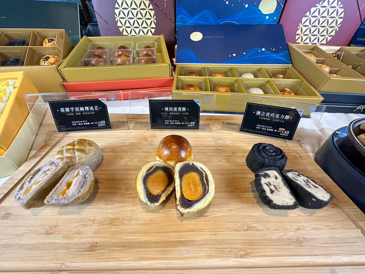 85℃全新推出三大種類9種月餅，包括層次分明的台式油酥餅皮、皮薄餡多的日式果子皮和經典菱格香菠蘿外皮，口味齊全一次滿足。業者提供