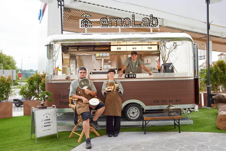 園區戶外空間有許多品牌餐飲化身為獨家餐車限定店。日月町提供