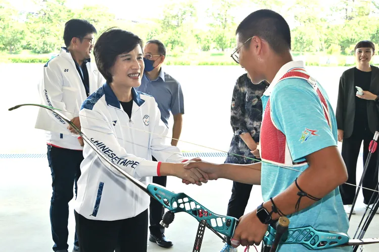 鄭麗君表示，奧運跟帕運賽事本來就是並行的，政府會用同等資源支持，鼓勵更多身心障礙者從事運動。行政院提供