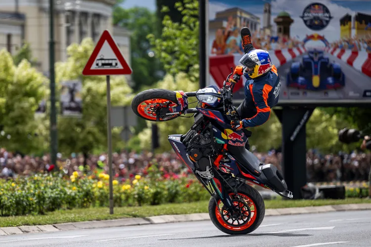 Red Bull Showrun Taichung除了有F1賽車的四輪飆速與聲浪震撼外，現場還有神乎其技的「兩輪秀」。主辦單位提供