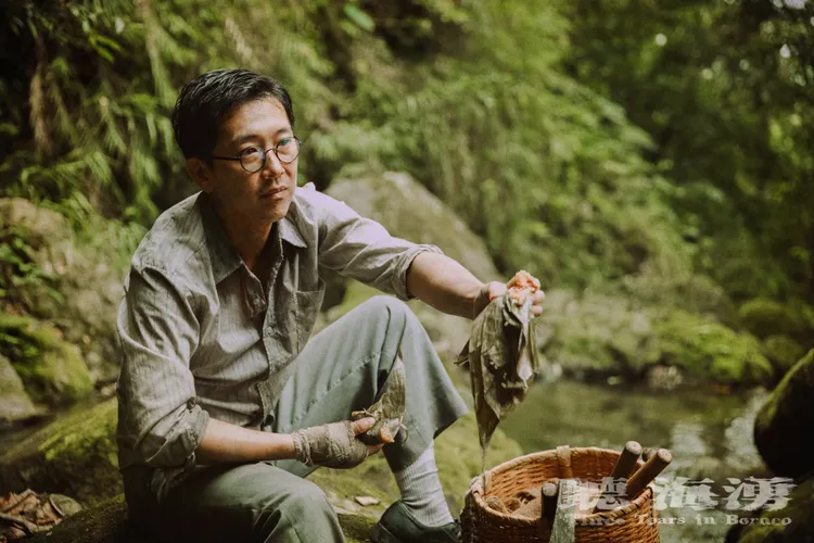 施名帥從領事淪為戰俘，也必須聽從戰俘監視員命令從事勞動。公視提供