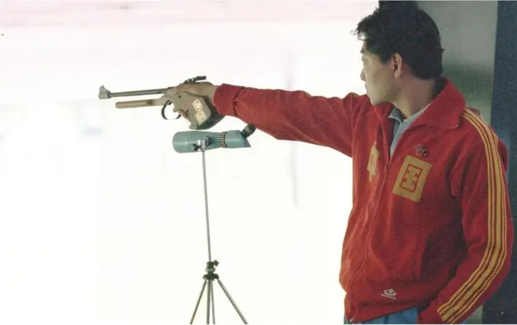 中國射擊好手許海峰射擊時不戴護具、手插口袋。翻攝微博/1984洛杉磯奧運許海峰