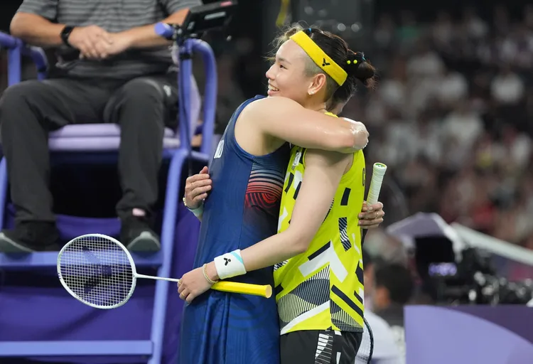 賽後依瑟儂擁抱戴資穎。   中華奧會提供