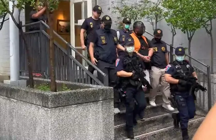 楊男曾是詐團成員，堅稱是因賭債槍殺陳男，下午移送時警方大陣仗戒護。民眾提供