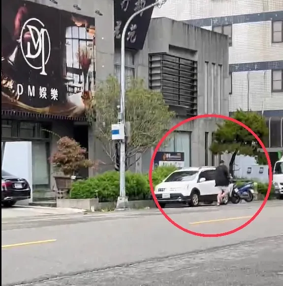 楊男開槍後一度逃離，見陳男中槍後仍想躲到車後，又上前補槍，才驅車逃離。翻攝照片