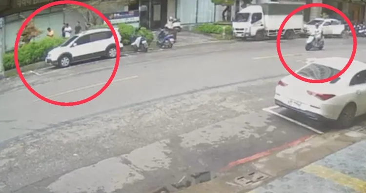 「鴨頭」與4名友人離開桌遊館，在後方車輛（後方汽車）上等待多時的楊男下車準備動手。翻攝照片