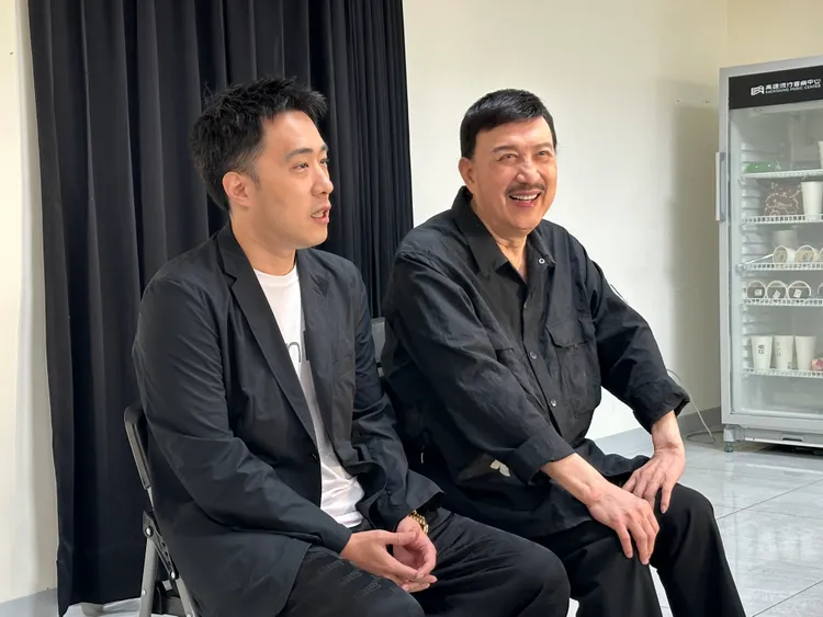 余天跟兒子開心受訪。林丞偉攝