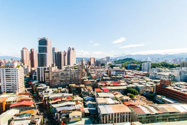 專家分析，房市主要受當時政策背景與經濟環境影響，跟股市未必正相關。資料照