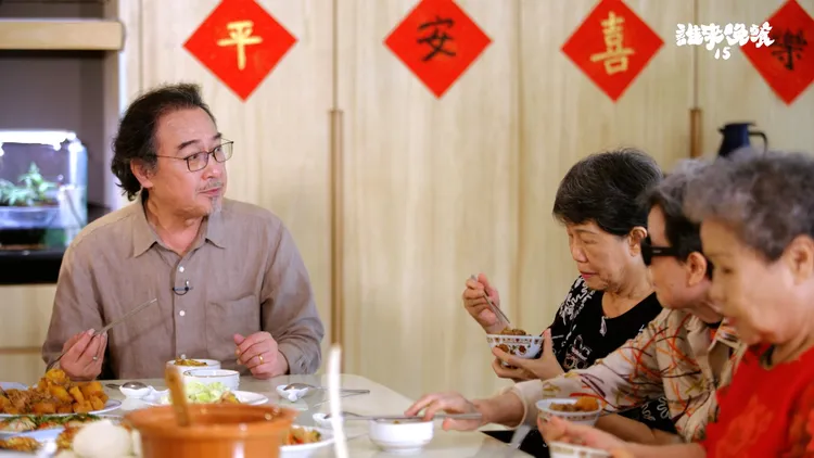 趙樹（左）海不堅持三代同堂，也不排斥住進銀髮宅生活。公視提供