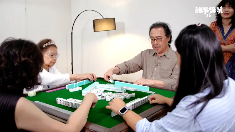 趙樹海陪打麻將，自嘲自己十賭九輸。公視提供