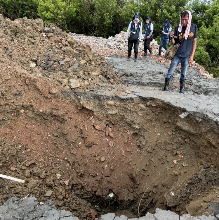 檢警環請來機具開挖，發現魚塭地竟被埋營建混合物。台南地檢提供