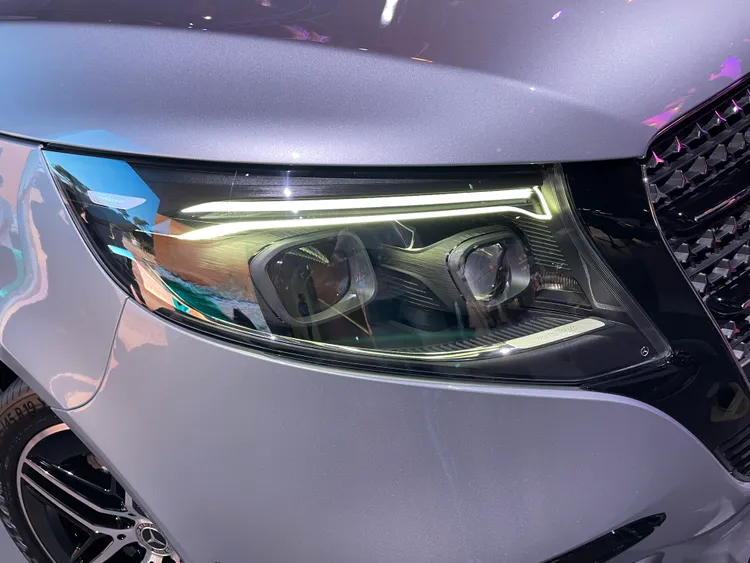 全新V-Class標配多光束智慧型LED頭燈，自動調整照明角度和亮度，自動調整光線避開前方車輛、對向來車，以降低眩光，保障行車安全。林浩昇攝