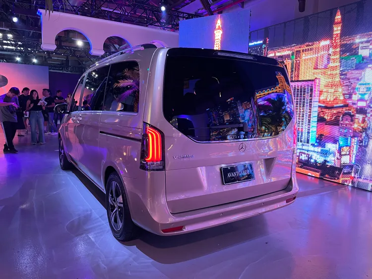 尾門上的鍍鉻飾條與Mercedes-Benz字樣點綴，搭配全新燈組設計的多光束智慧型LED頭燈及燻黑尾燈，展現大器又不失優雅的時尚設計。林浩昇攝