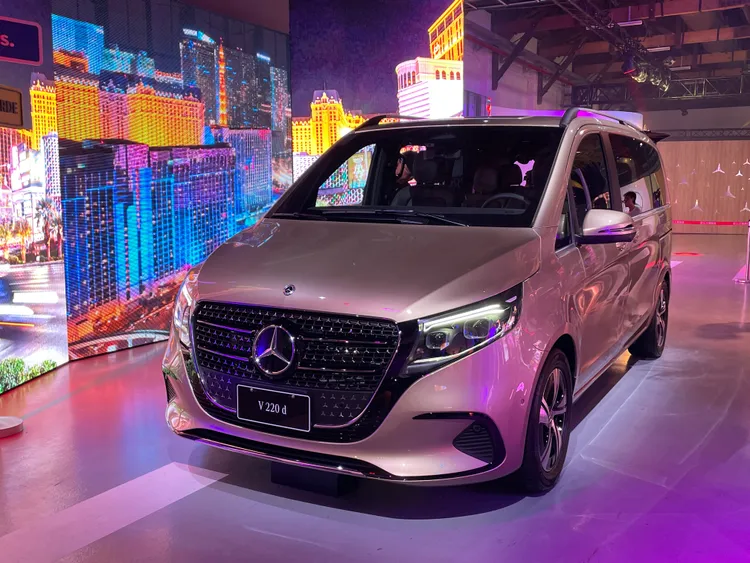 在外觀設計上，V 220 d AVANTGARDE與V 250 d AVANTGARDE不僅放大了星芒式水箱護罩的面積，還更換上全新保桿設計。林浩昇攝