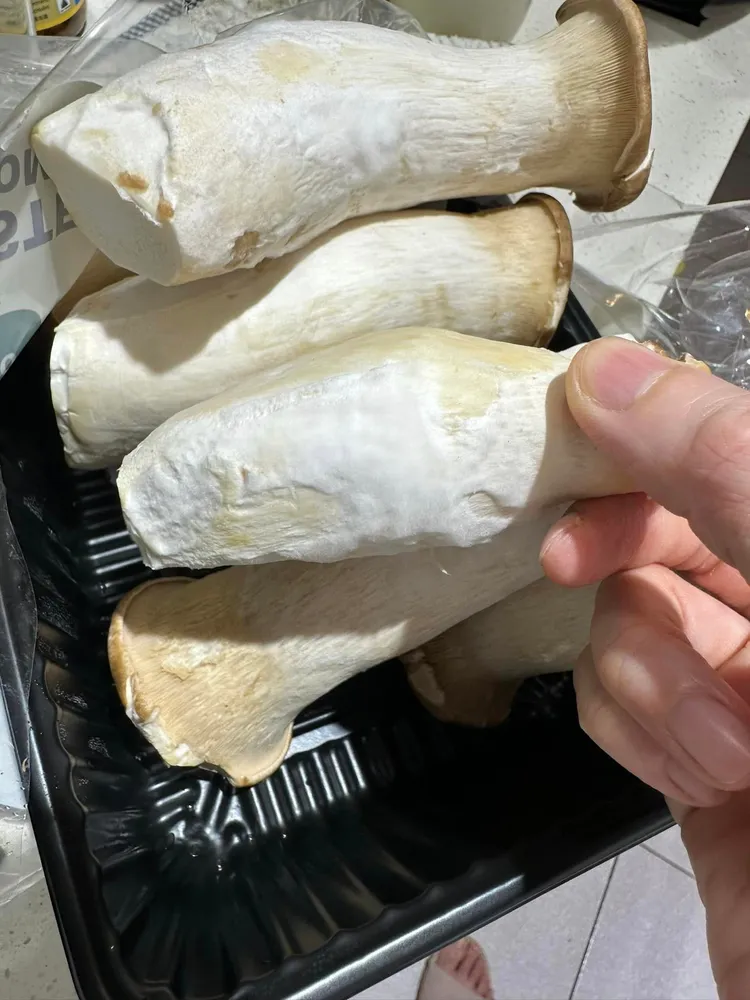 網友回家才發現杏鮑菇「毛茸茸」。翻攝Costco好市多 商品經驗老實說 臉書